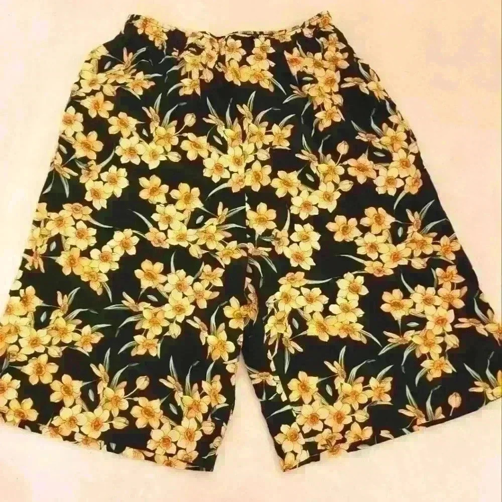 Peter Nygard silk Vintage shorts thigh length yelow and blk Floral Print Pant